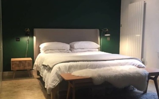 Spacious 3 Bedroom Flat in a Charming Location