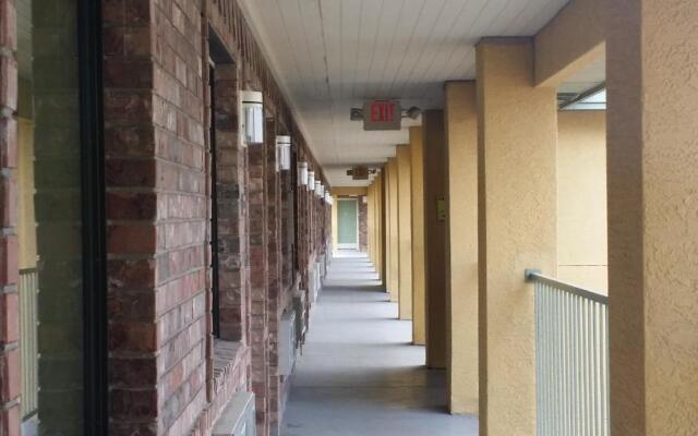 Country Hill Inn and Suites