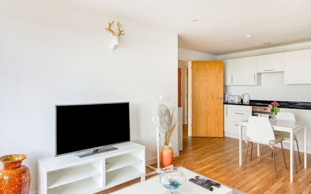 Plush Apartment in Manchester Near IWM North