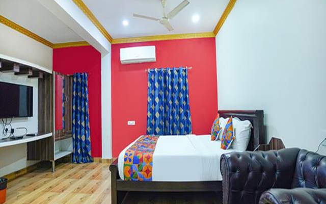 Fabexpress Lloyds Inn