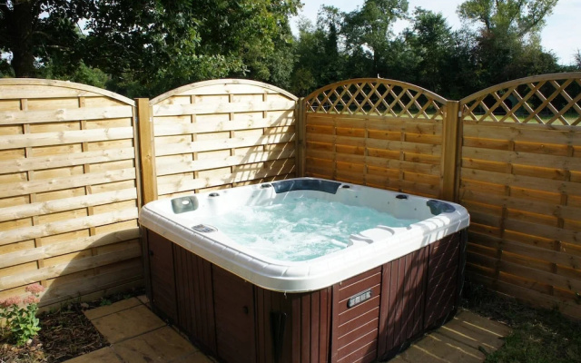 Private Country Retreat With Hot Tub