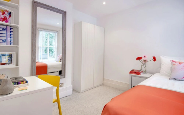 Colourful West Kensington Home Close to Earls Court