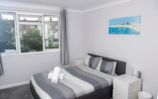Esplanade Court Apartments With Seasonal Swimming Pool