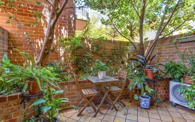 Spacious 2-bed Townhouse With a Lush Courtyard