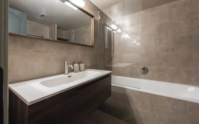 Luxury River View Apartment by MMega