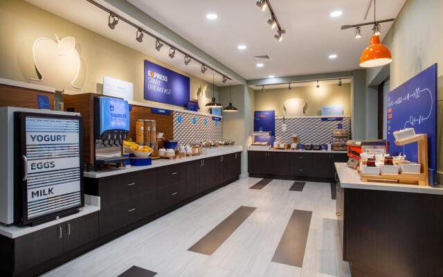 Holiday Inn Express And Suites Deland South by IHG