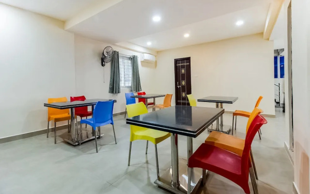 OYO 40125 Srirama Hotels, Gachhibowli
