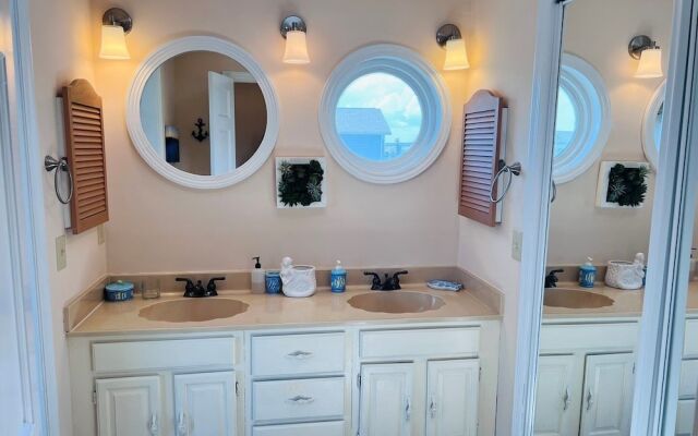 Fore Shore West- 4 Bedroom Home by RedAwning