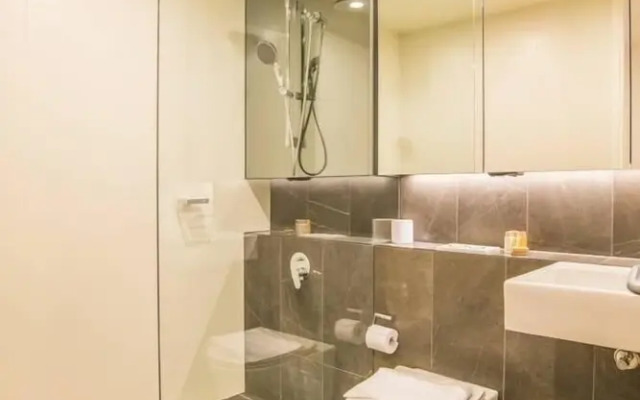 Modern 2bed2bath APT at Neutral Bayparking+wifi
