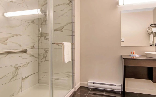 Econo Lodge St. Apollinaire