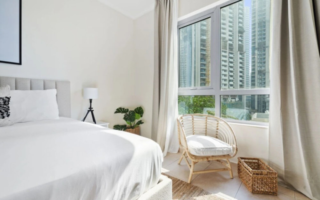 Monty - Stylish Apartment with Partial Burj Khalifa View