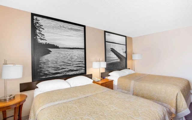 Super 8 by Wyndham Clear Lake