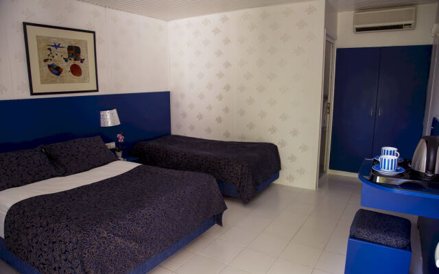 Blue & White Hotel