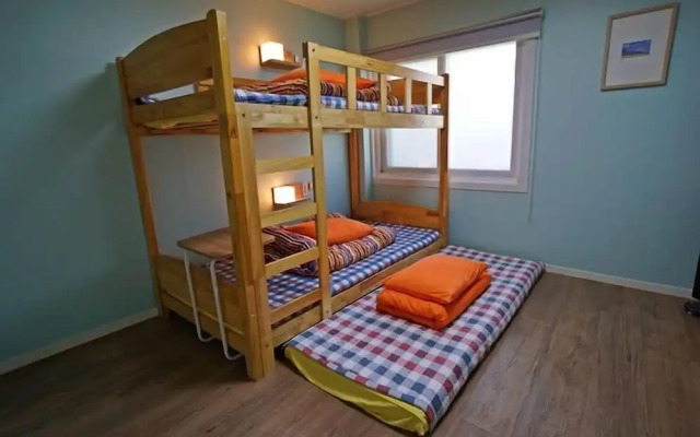 710 Guesthouse Yellow