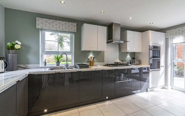 Spacious 4bed House in Derby with Garden