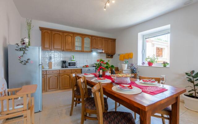 Beautiful Holiday Home in Lisicic