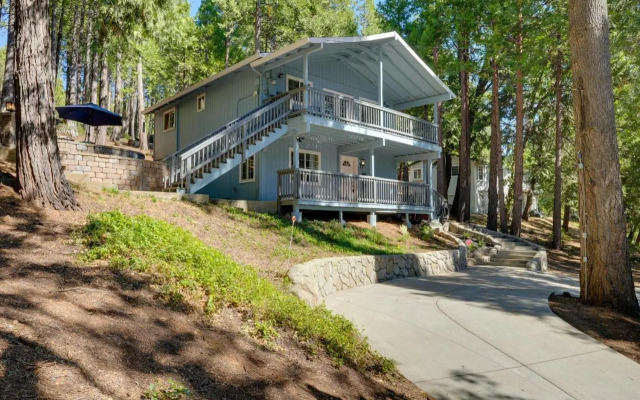 12 Mi to Apple Hill: Family-friendly Cabin Retreat