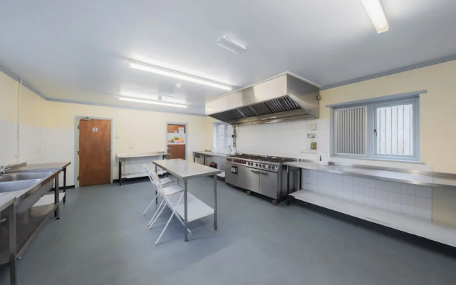 Bunkhouse/20bedroom/sleeps85/4acre/gamesroom/wifi