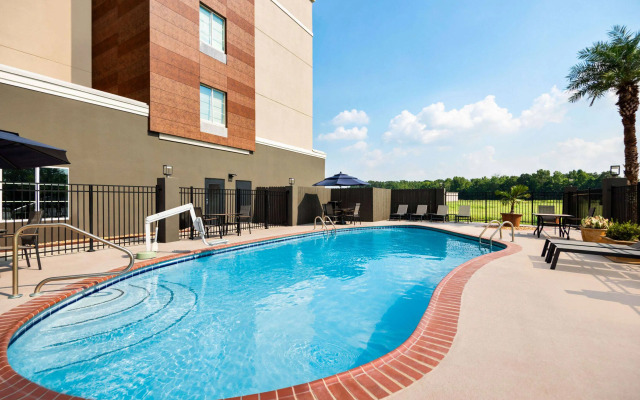 La Quinta Inn & Suites by Wyndham Gonzales LA