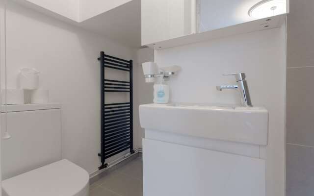 3 Bedroom House With Garden in Brondesbury