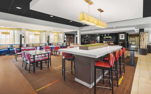 Super 8 by Wyndham Dallas Love Field Airport