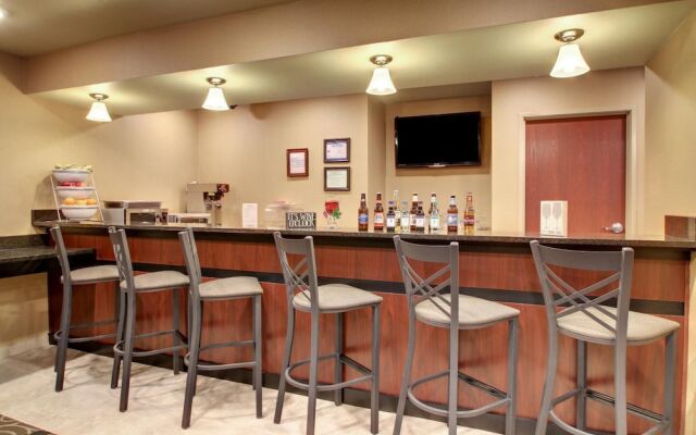 Castle Rock Inn & Suites