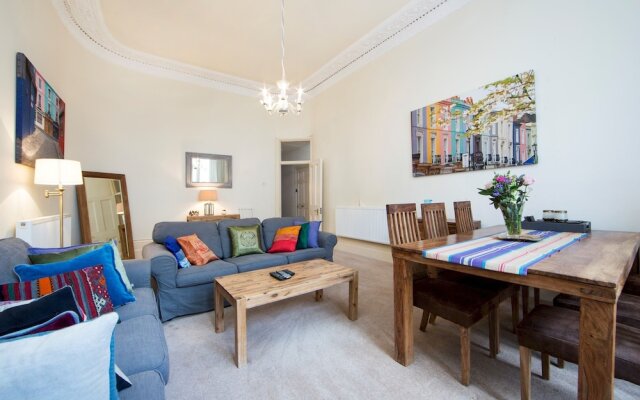 Queens Gardens - Large and Colourful 3 Bedroom Apartment in Bayswater
