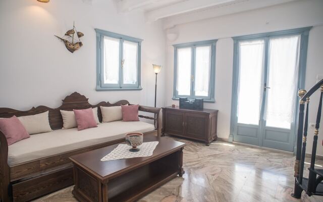Oia Captain's Villa