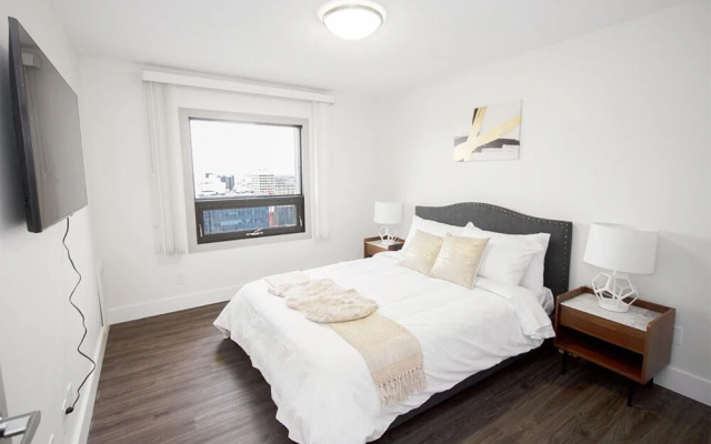 21st Floor Two Bedroom Downtown Unit Free Parking