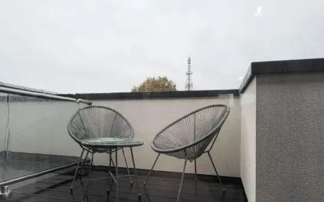 Hybrid Resi - Mitcham Close to Tooting and Wimbledon