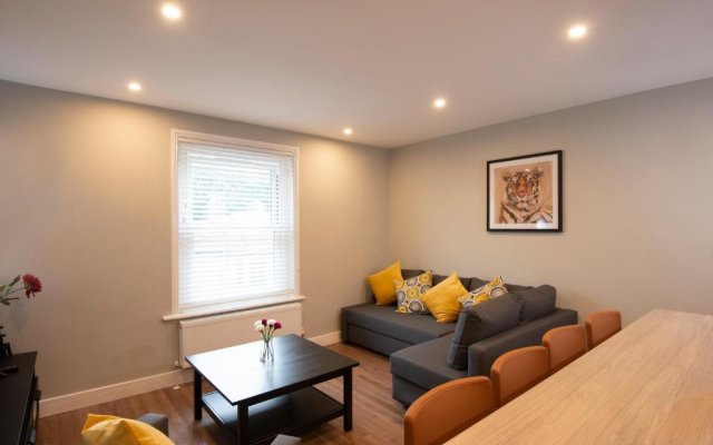 Oliverball Serviced Apartments - Flat D - Modern, top floor, 2 bedroom, 2 bathroom apartment in Central Southsea