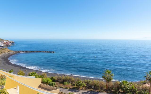 Beach apartment with terrace and private parking