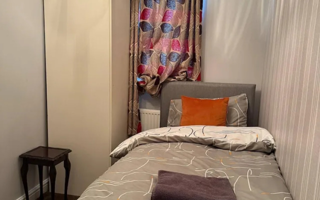 Spacious 6 Bedroom Family House