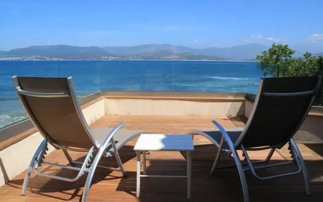 SECIC - Villa pieds dans leau Porticcio