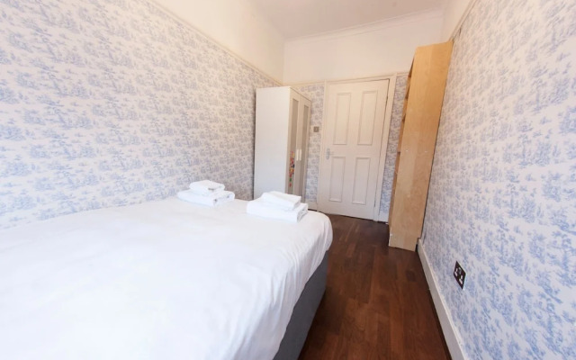 Spacious 2 Bedroom Flat in Queens Park - Sleeps 6