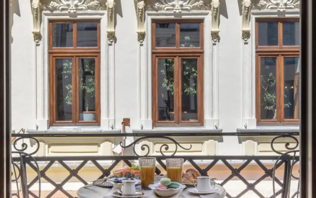 Old Town Luxury Suites with Balcony
