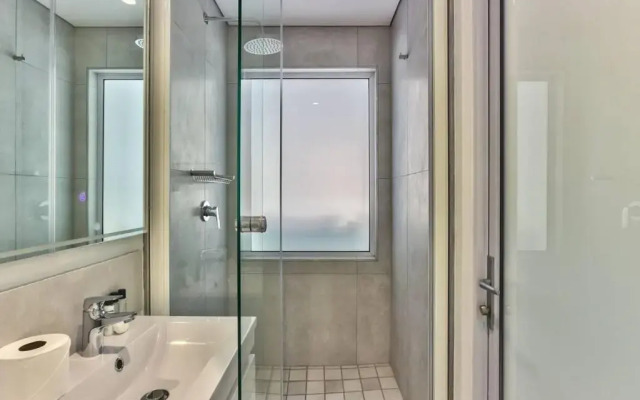 Contemporary arty Studio Balcony Mountain views