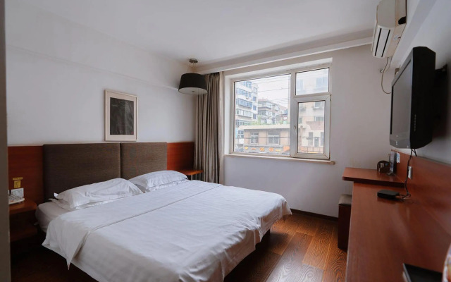 Huayi Hotel (Jinzhou Railway Station)