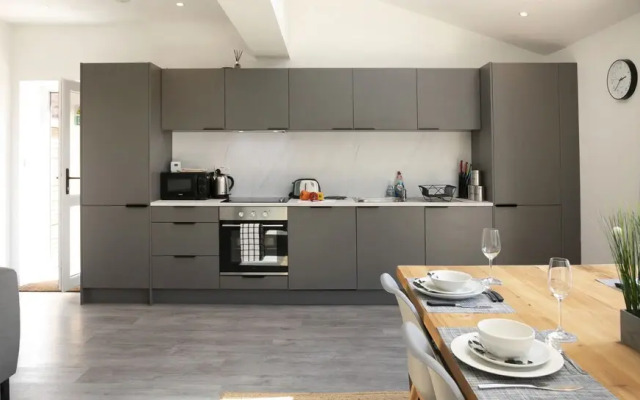 ✰OnPoint- MASSIVE House, PERFECT Location-Parking✰