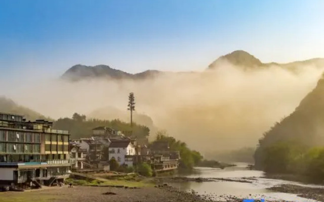 Gouhuo Shanzhuang Xipan Xingkong Yongchi Family Vacation Homestay (Yueliangwan Jingqu)