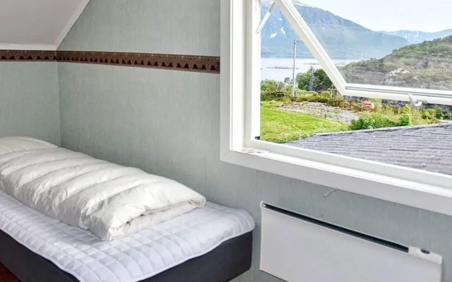 10 Person Holiday Home in Midsund
