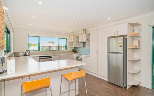 The Sunny Bach - Cooks Beach Holiday Home