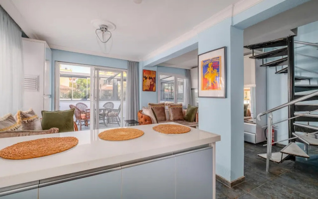 Villa With Terrace Right by the Sea in Urla