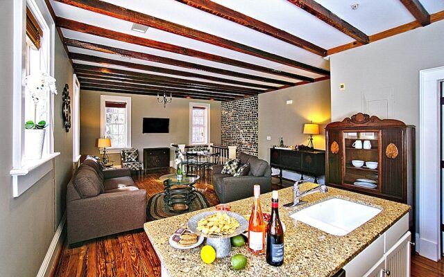 Comfy Carriage House Steps from the River
