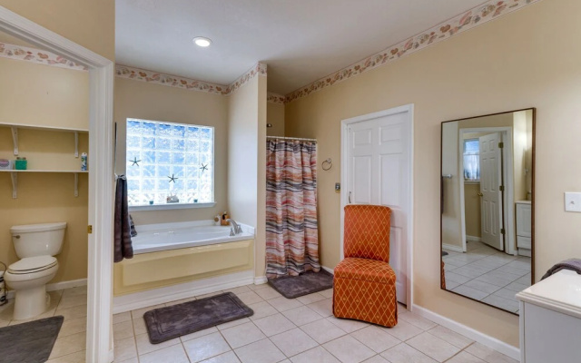 4 Mi to Beach: Navarre Retreat w/ Screened Porch!