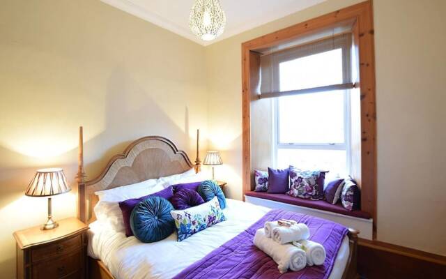 JOIVY Gorgeous Two Bedroom Apartment With Castle Views