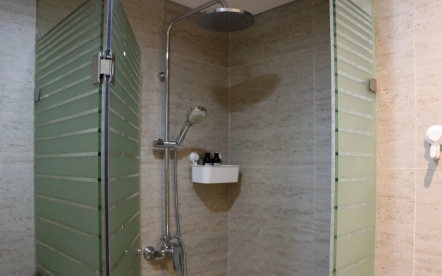 Comfort and Elegant 1BR at Gold Coast Apartment