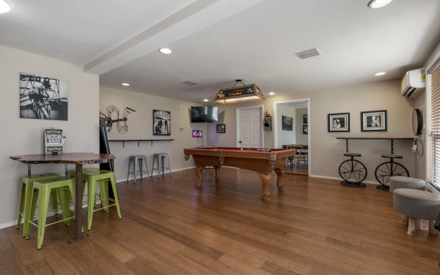 Gorgeous Home W/hot Tub&grill