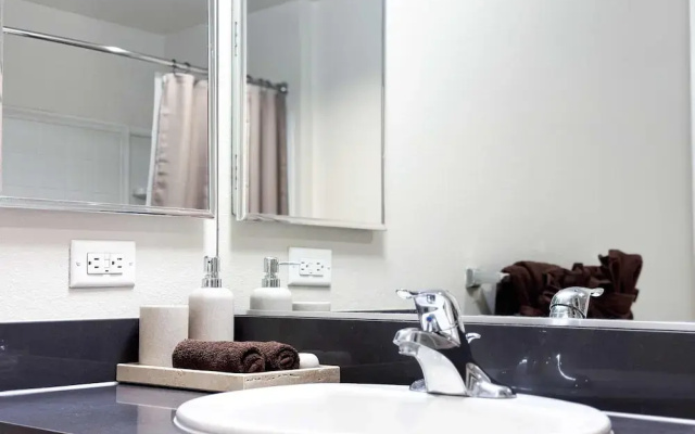 Stylish Getaway W Pool GYM Parking 10 Min to Cedar