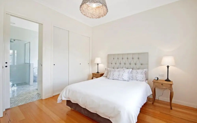 Hampton on Apollo - Ocean Mountain View Creekside Retreat Pet Friendly Free EV Charger Fireplace Wood Supplied During Winter – Guest Rooms – Apollo Bay